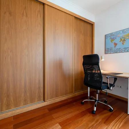 Sky View - Spacious With Pool & Gym *