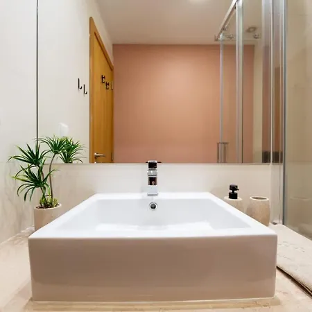 Sky View - Spacious With Pool & Gym * Funchal (Madeira)