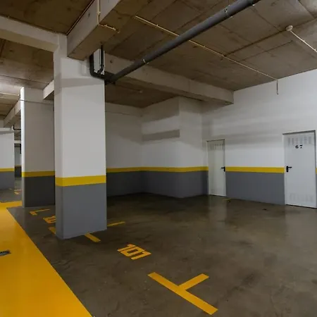 Sky View - Spacious With Pool & Gym Appartamento