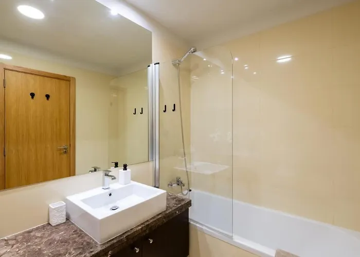 Sky View - Spacious With Pool & Gym * Funchal (Madeira)