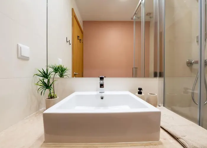 Sky View - Spacious With Pool & Gym * Funchal (Madeira)