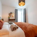 Sky View - Spacious With Pool & Gym Lejlighed