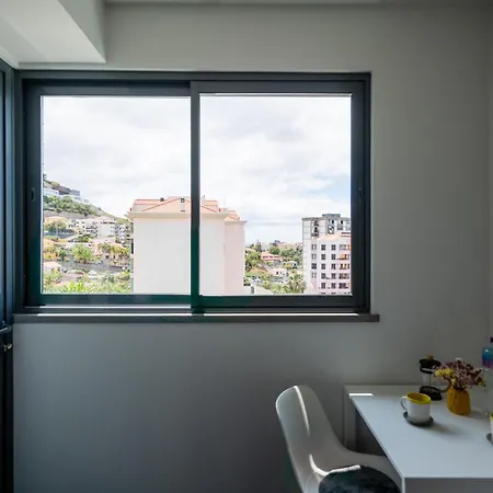 Sky View - Spacious With Pool & Gym *