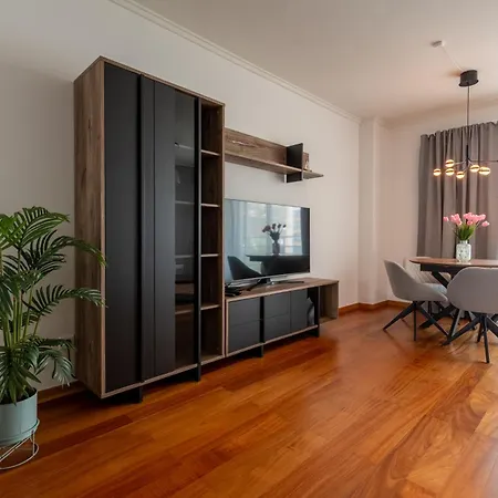 Sky View - Spacious With Pool & Gym 아파트