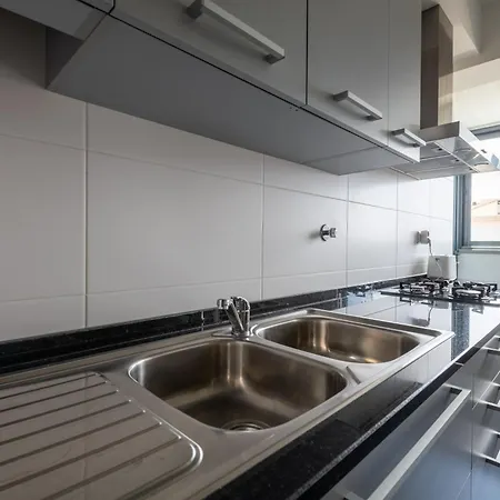 Sky View - Spacious With Pool & Gym