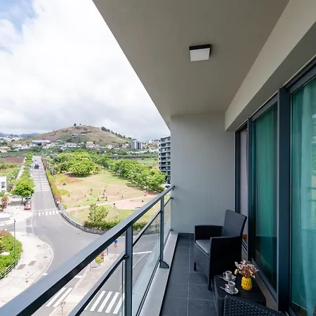 Sky View - Spacious With Pool & Gym Apartman