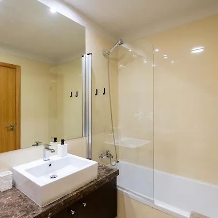 Sky View - Spacious With Pool & Gym