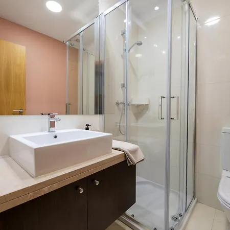 Sky View - Spacious With Pool & Gym Apartman *