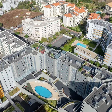 Apartman Sky View - Spacious With Pool & Gym