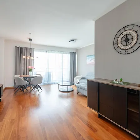 Sky View - Spacious With Pool & Gym Apartman