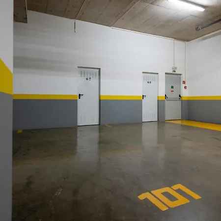 Sky View - Spacious With Pool & Gym Apartman