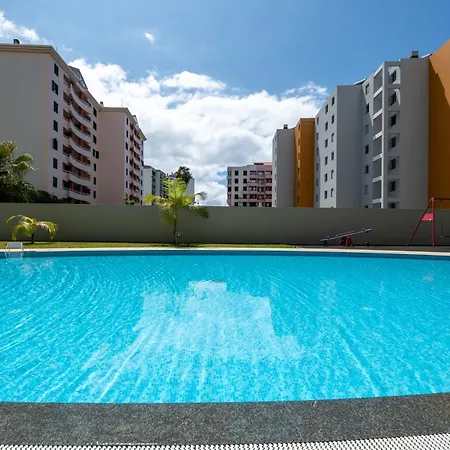 Apartman Sky View - Spacious With Pool & Gym