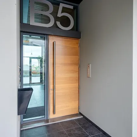 Sky View - Spacious With Pool & Gym *