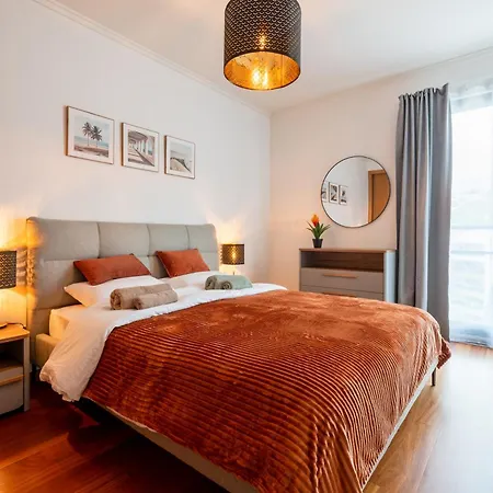 Sky View - Spacious With Pool & Gym 아파트