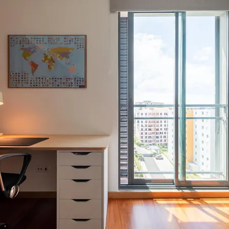 Apartman Sky View - Spacious With Pool & Gym