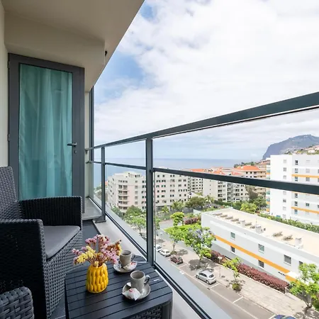 Sky View - Spacious With Pool & Gym Apartman