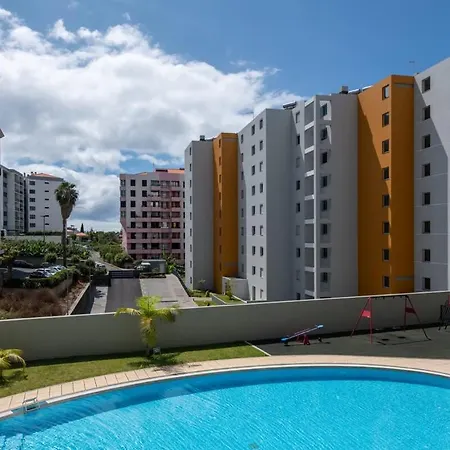 Sky View - Spacious With Pool & Gym Apartament