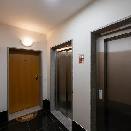 Sky View - Spacious With Pool & Gym Apartment *