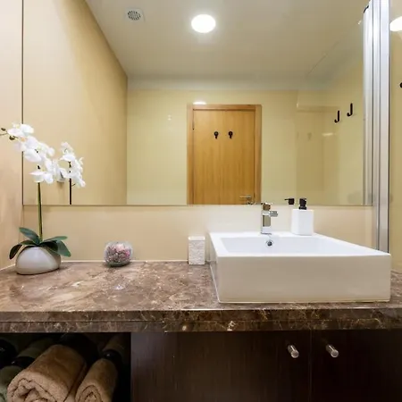 Apartment Sky View - Spacious With Pool & Gym