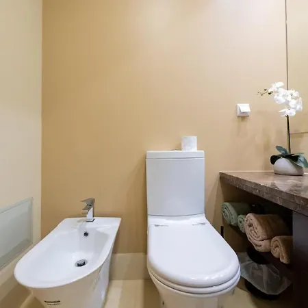 Sky View - Spacious With Pool & Gym Daire