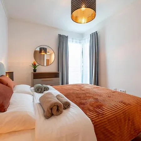 Sky View - Spacious With Pool & Gym Apartment