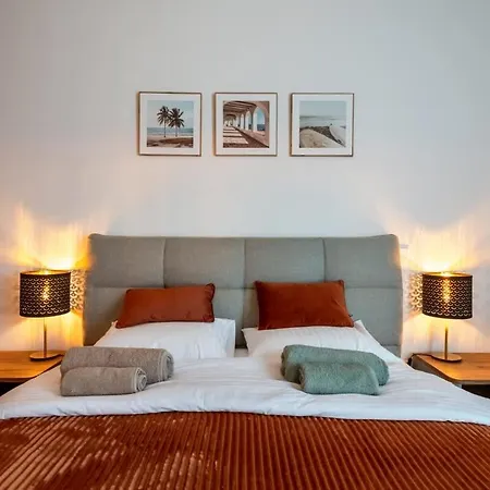 Sky View - Spacious With Pool & Gym *