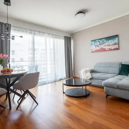 Sky View - Spacious With Pool & Gym Apartment