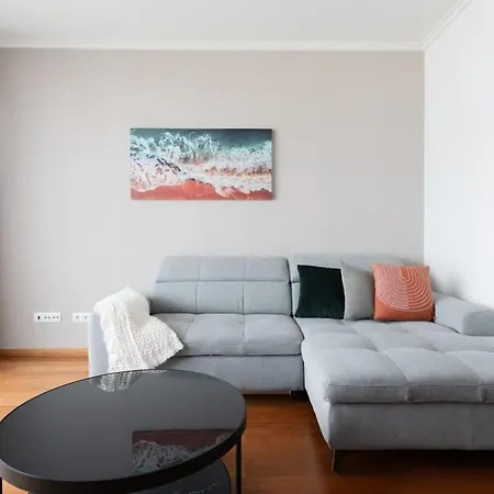 Sky View - Spacious With Pool & Gym Apartment *