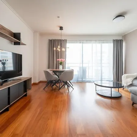 Apartment Sky View - Spacious With Pool & Gym