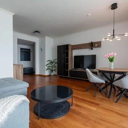 Sky View - Spacious With Pool & Gym *