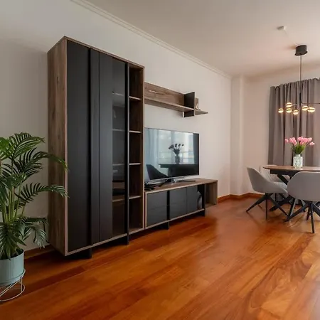 Sky View - Spacious With Pool & Gym Apartment