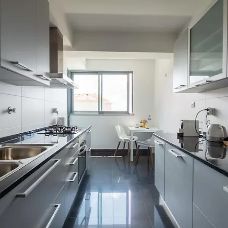 Sky View - Spacious With Pool & Gym