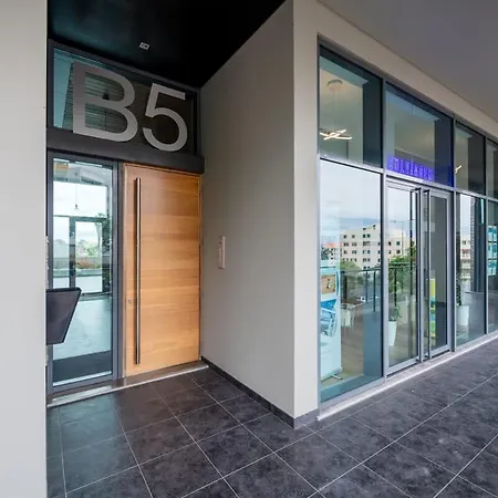 Apartment Sky View - Spacious With Pool & Gym