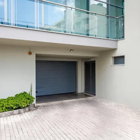Sky View - Spacious With Pool & Gym *