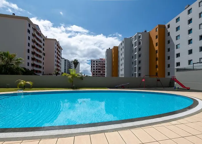 Sky View - Spacious With Pool & Gym Funchal (Madeira)