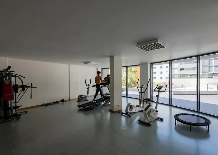 Sky View - Spacious With Pool & Gym Apartament