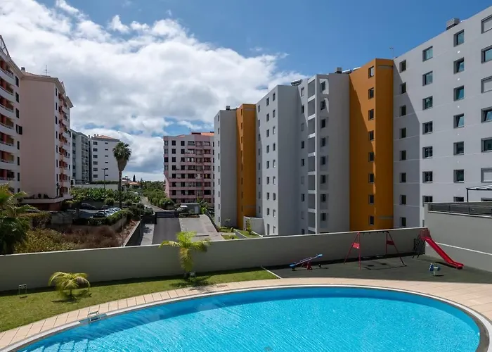 Sky View - Spacious With Pool & Gym Apartament