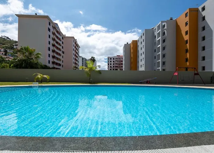 Sky View - Spacious With Pool & Gym *