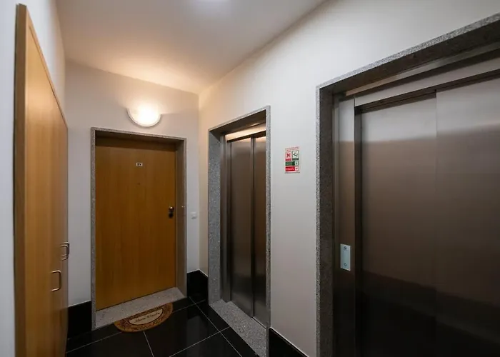 Sky View - Spacious With Pool & Gym Apartament *