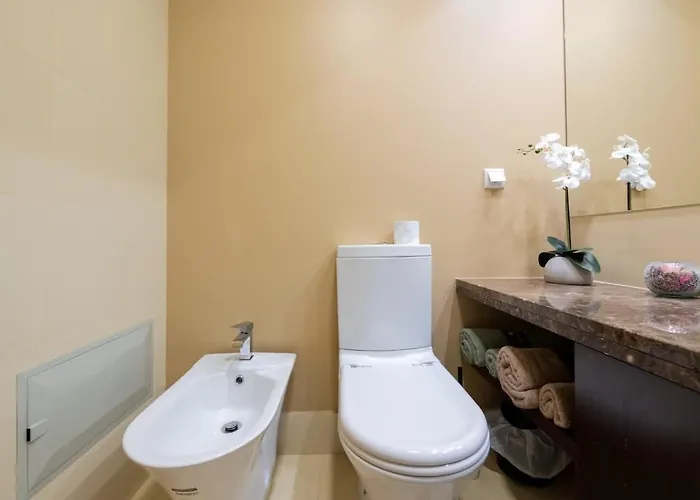 Sky View - Spacious With Pool & Gym Apartament