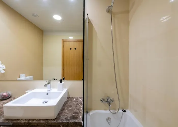 Sky View - Spacious With Pool & Gym Apartament *