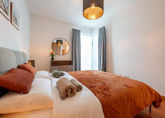 Sky View - Spacious With Pool & Gym Apartament