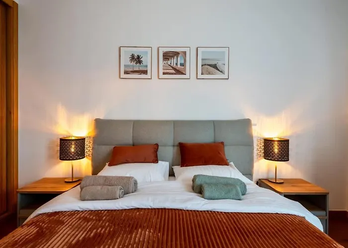 Sky View - Spacious With Pool & Gym *