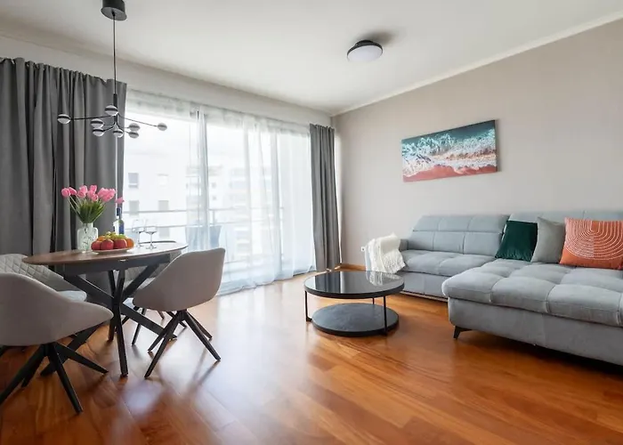 Sky View - Spacious With Pool & Gym Apartament