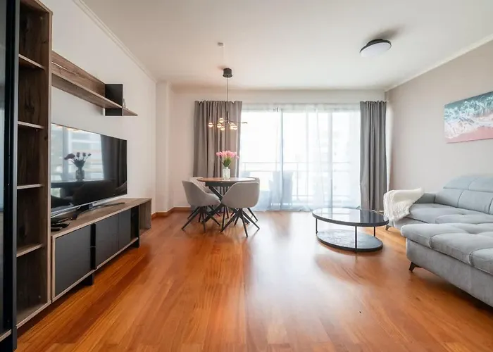 Apartament Sky View - Spacious With Pool & Gym