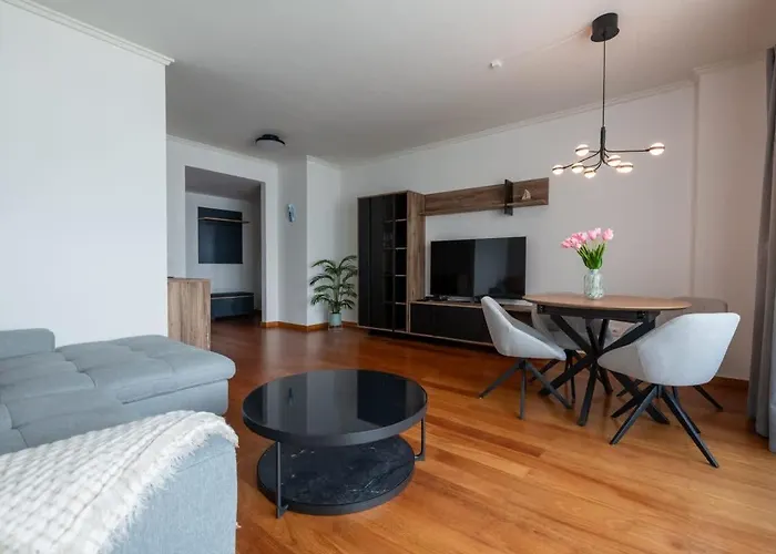 Sky View - Spacious With Pool & Gym *