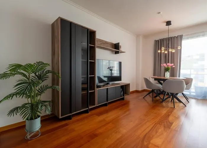 Sky View - Spacious With Pool & Gym Apartament