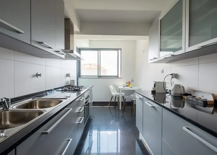 Sky View - Spacious With Pool & Gym