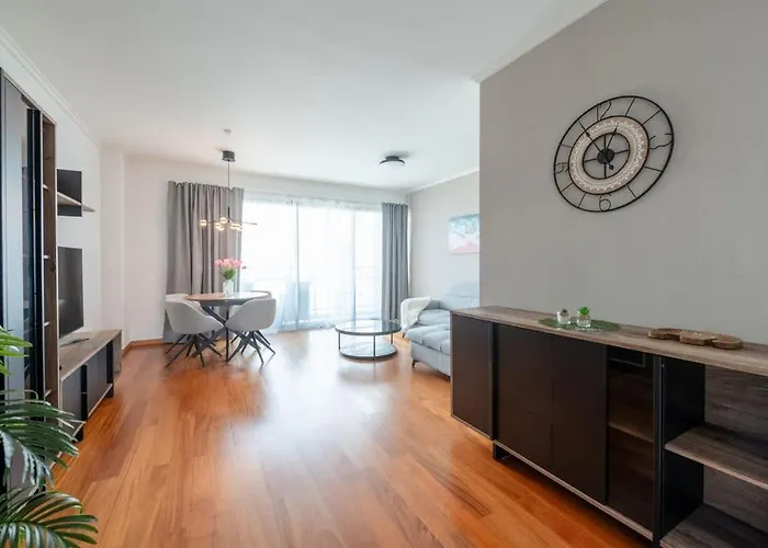 Sky View - Spacious With Pool & Gym