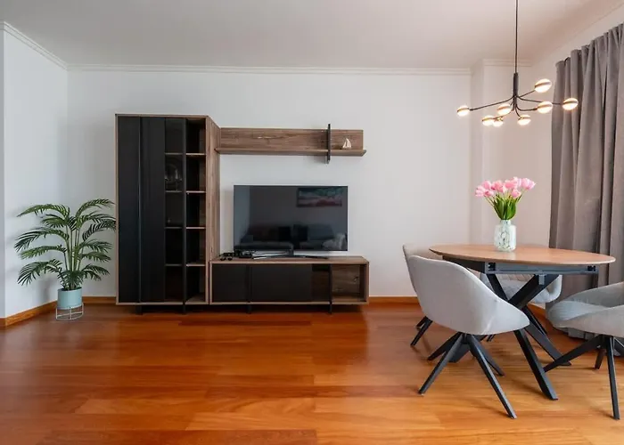 Sky View - Spacious With Pool & Gym *